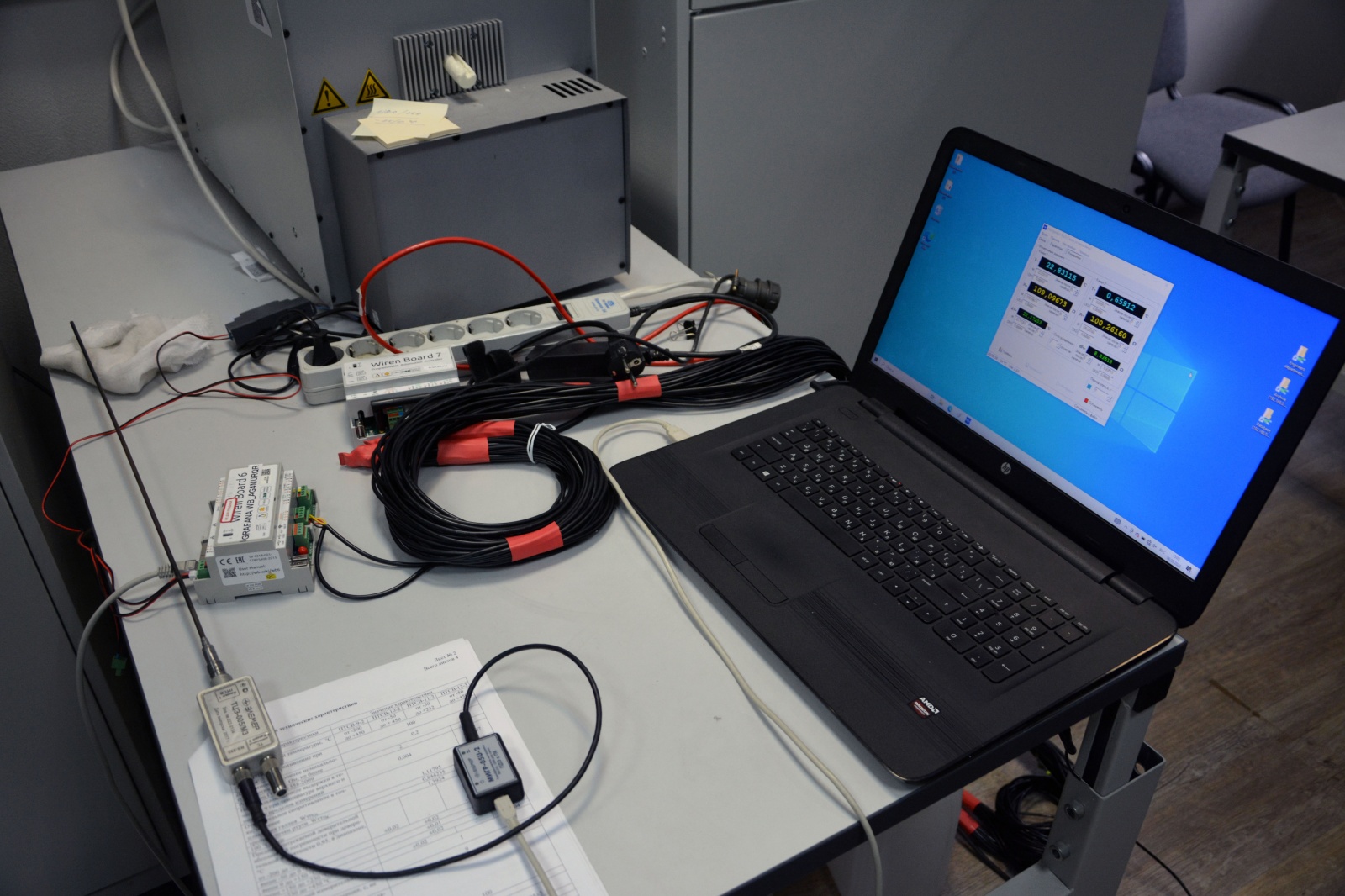 Результаты измерений эталонного датчика выводили на экран ноутбука, с датчиков 18B20 их снимали с помощью контроллера Wiren Board